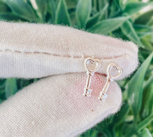 Load image into Gallery viewer, Aretes “The Key of My Heart” en Plata 925
